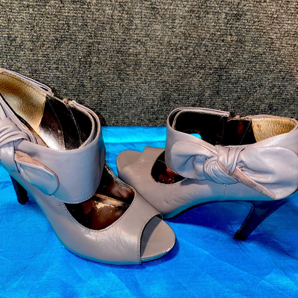 NINE WEST HEELS- PRE OWNED- GRAY-61/2